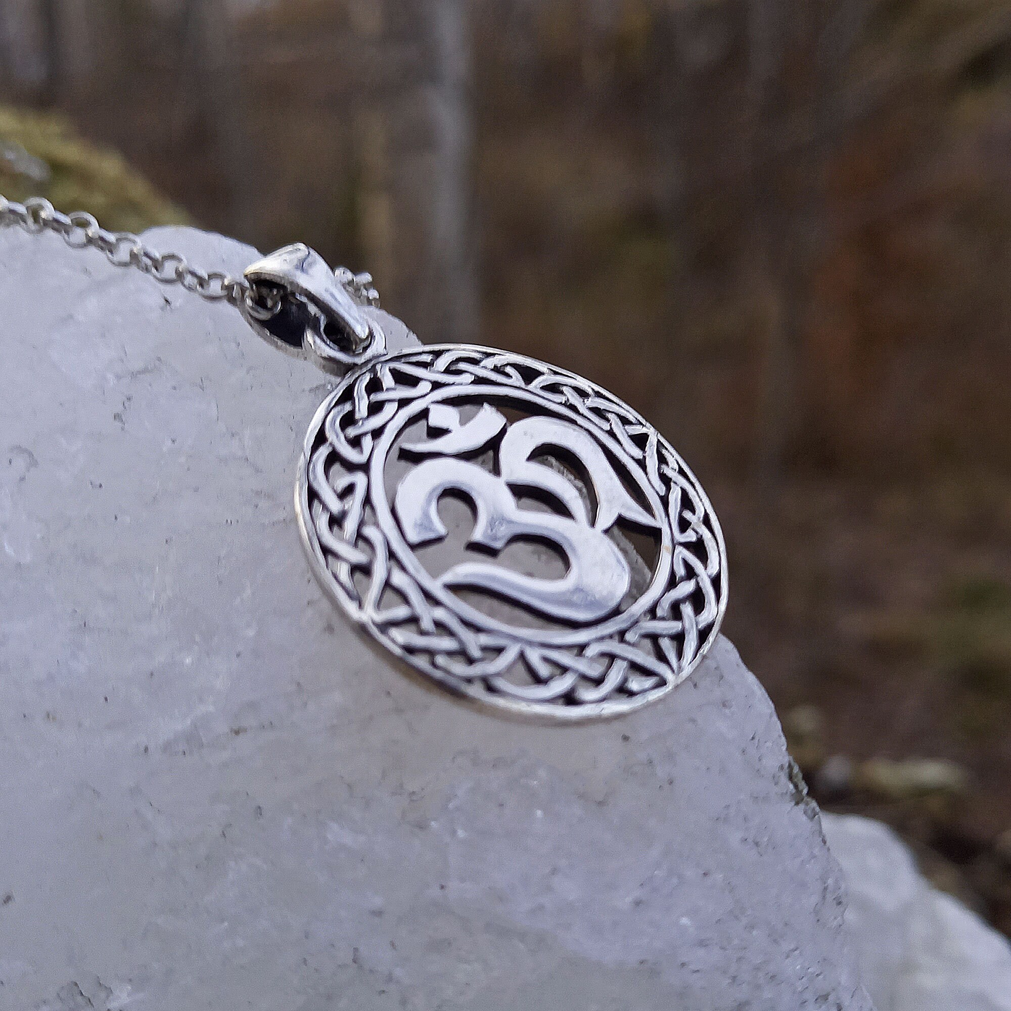 OM Necklace - 925 Sterling Silver - Pendant Namaste Yoga Mantra Ohm Symbol Aum e OM Necklace - 925 Sterling Silver - Pendant Namaste Yoga Mantra Ohm Symbol Aum e