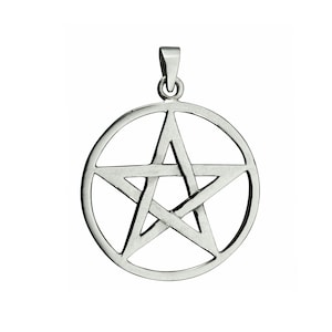 Può includere: Un ciondolo d'argento a forma di pentagramma, o stella a cinque punte, all'interno di un cerchio.