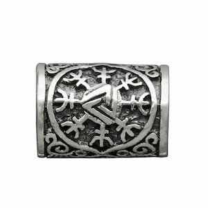 Puede incluir: Cuentas de plata con un diseño en relieve de un símbolo Vegvisir rodeado de un círculo de símbolos más pequeños. La cuenta tiene una superficie texturizada.