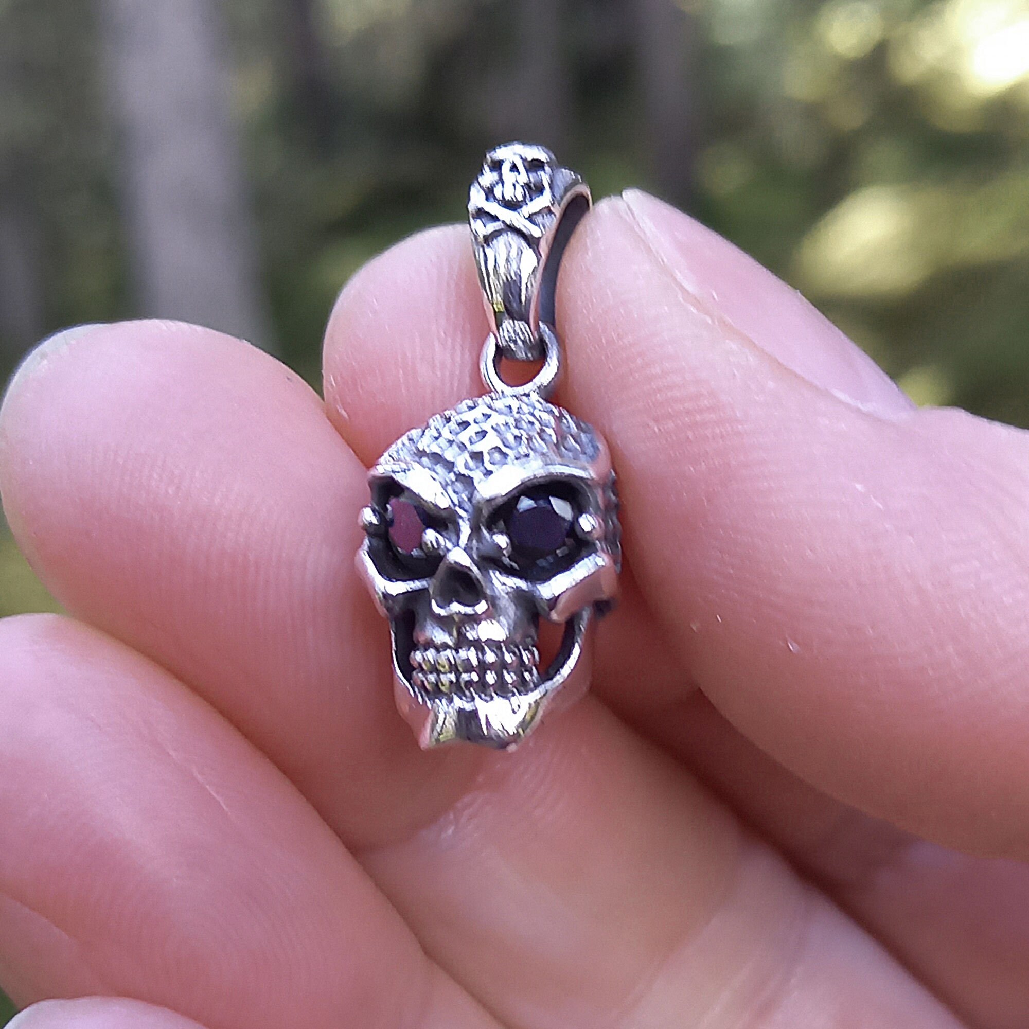 Schädel Anhänger 925 Sterling Silber mit schwarzen CZ Augen,Gothic Style,  Skull Biker Schmuck,Menschlicher Schädel Anhänger,Geschenk für Männer  Frauen by Beldiamo - .de