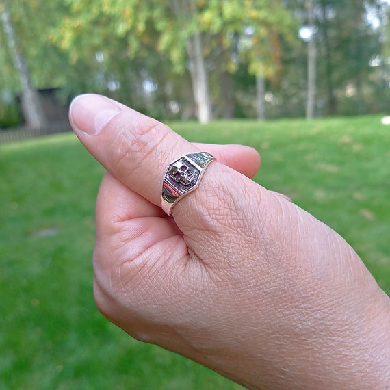 Gothic signet deals ring