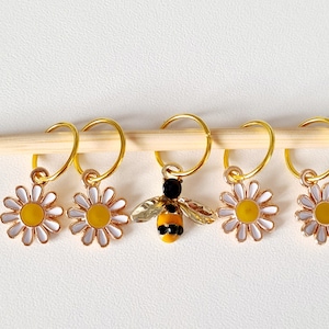 Bee & Flowers Stitch Markers. Perfect knitting gift or crochet present. Unique progress keepers set, knitting notions. Mother's Day idea. Set of 5