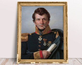 Könnte beinhalten: Ein Porträt eines Mannes in Militäruniform. Er trägt eine dunkelblaue Jacke mit goldenen Verzierungen und ein weißes Hemd. Er hat einen ernsten Gesichtsausdruck und hält ein zusammengerolltes Dokument in seiner rechten Hand.