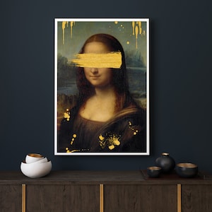 以下が含まれることがあります： モナリザの絵画。金の絵の具が彼女の目を覆っている。背景は川と山のある風景。絵画には金の絵の具の飛沫がある。