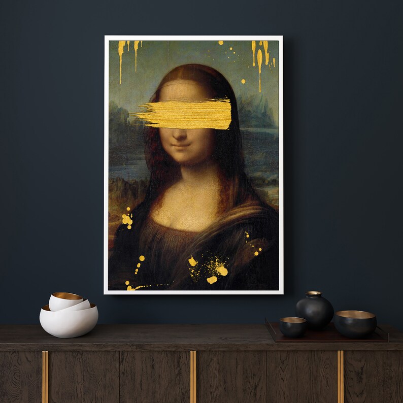 以下が含まれることがあります： モナリザの絵画。金の絵の具が彼女の目を覆っている。背景は川と山のある風景。絵画には金の絵の具の飛沫がある。