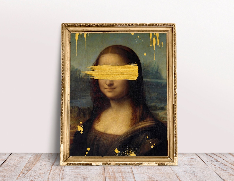 以下が含まれることがあります： モナリザの絵画が額縁に入っています。彼女の目は金色の絵の具で覆われています。背景は青い空と緑の丘のある風景です。絵画には金色の絵の具の飛沫があります。