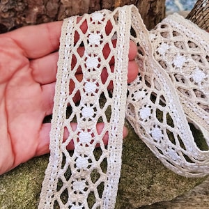 1,5 Meter alte Spitzenborte geklöppelt zweifarbig beige weiß Klöppelspitze Klöppelborte Vintage Spitzenband Baumwolle Omas Spitze Landhaus