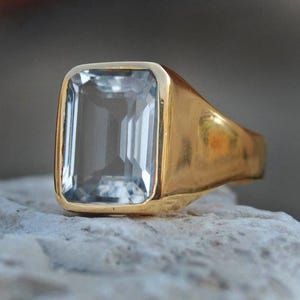 Smaragdslipad vit safirring: Signet i sterlingsilver med gult guldfyllning