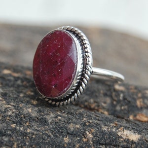 Bague en argent sterling 925 avec rubis brut rouge foncé naturel / Bijoux de bague avec pierre de naissance en argent fin / Bague faite main en argent massif rubis