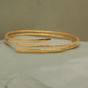 Gehamerde vergulde armband, verstelbare wikkelarmband, dubbellaagse manchet, minimalistische sterling zilveren koperen armband