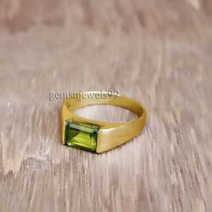 Peridot Signet Ring: Minimalist Sterling Silver, August Birthstone