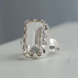 Sterlingzilveren ring met witte topaas: heldere kristallen geboortesteen