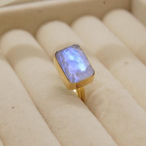 Anillo horizontal de piedra lunar azul brillante, plata de ley, chapado en oro amarillo y rosa. Joyería bohemia única.