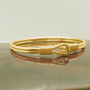 Armreif mit Haken- und Ösenverschluss aus vergoldetem Metall, doppeltes, drahtumwickeltes Armband im westindischen Stil
