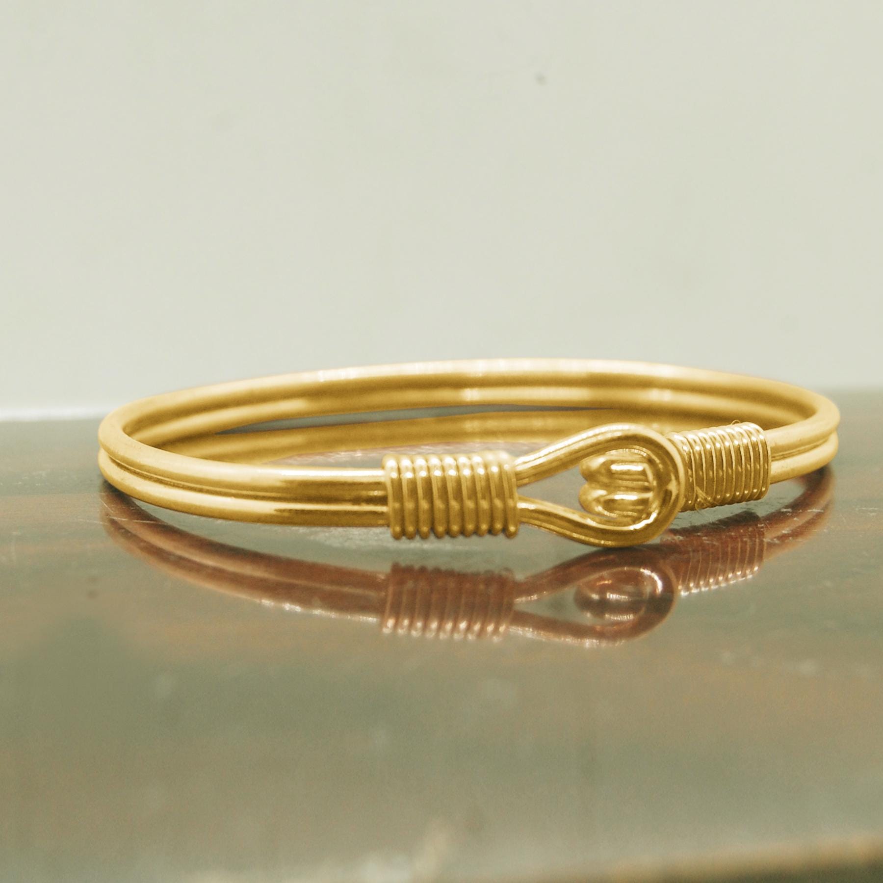 アクセサリー Hook and Eyes Twisted Bangle with Gold Hook and Eye Bangle - Etsy