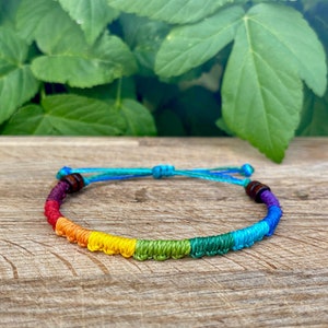 Pulsera o tobillera de la amistad arcoíris / Joyería de macramé colorida hecha a mano