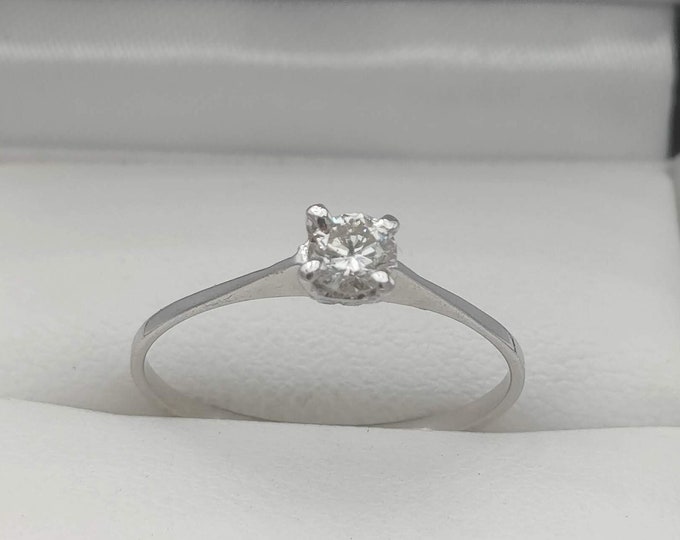 Vintage 18K gold diamond solitaire ring
