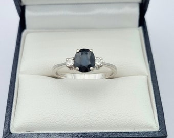 Vintage 18K gouden ring met drie stenen, saffier en diamanten