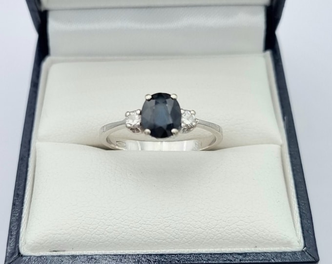 Vintage three stone 18K gold ring with sapphire and diamonds