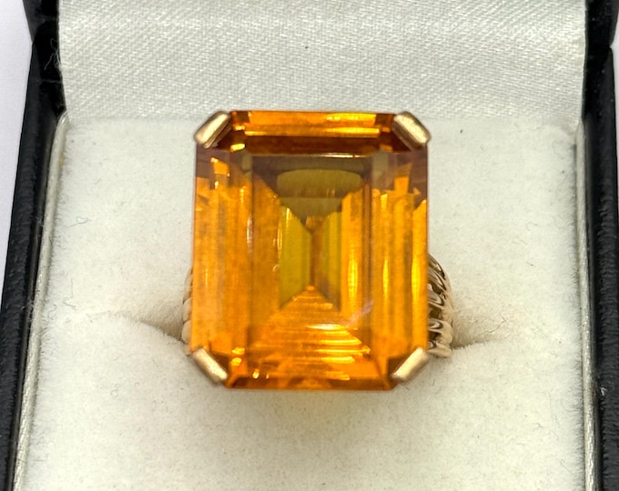Vintage 18K gold orange sapphire cocktail ring