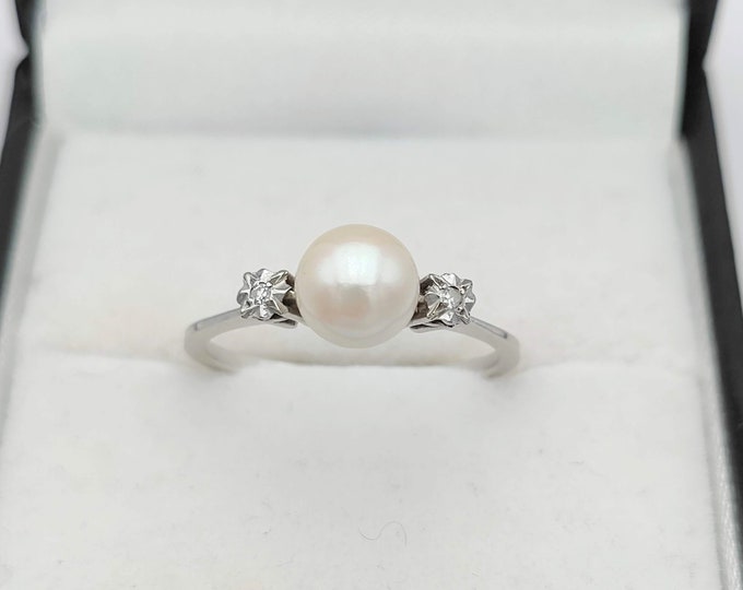 Vintage 18K gold pearl and diamond ring