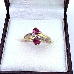 Anel vintage Love em ouro 18K com rubis e diamantes.