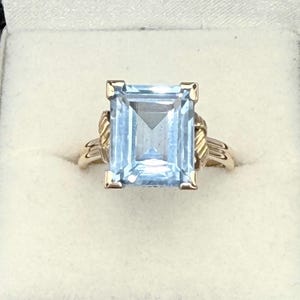 Vintage 18K gold blue spinel cocktail ring