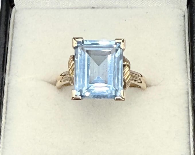 Vintage 18K gold blue spinel cocktail ring