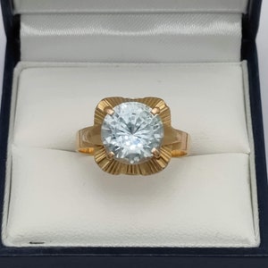Vintage 1950s 18K gold ring with blue spinel