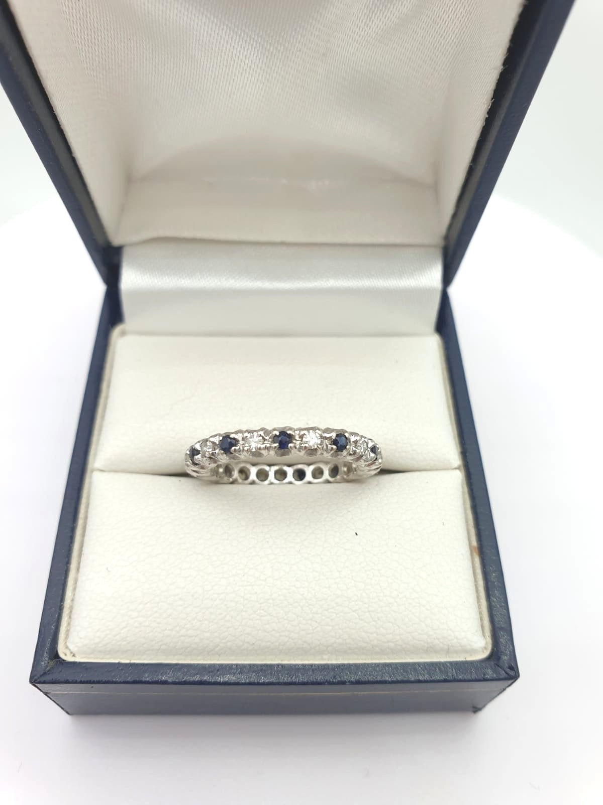 Vintage eternity ring in 18K gold with diamonds and sapphires