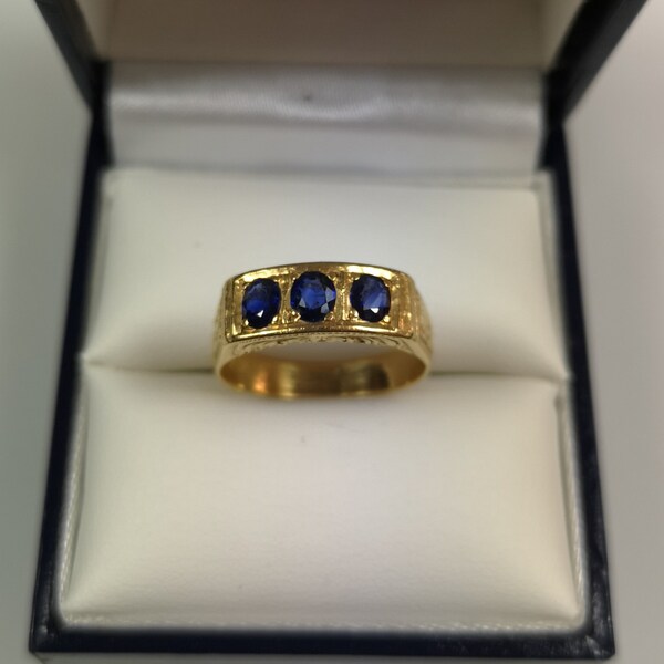 18ct gold Antik / viktorianischen Ring mit 3 oval geschnitten saphirs - zarte Gravur