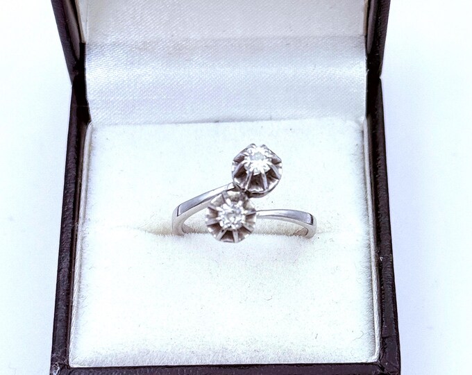Vintage 18K White Gold Diamond Toi et Moi Ring