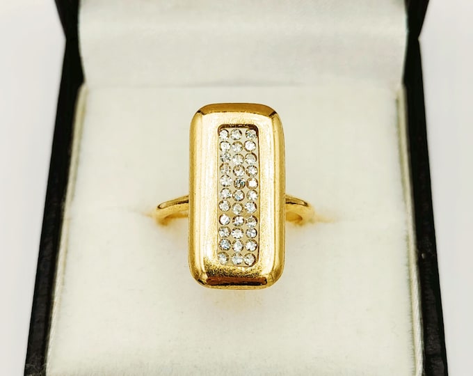 18K gold ring with diamonds set in acrylic
