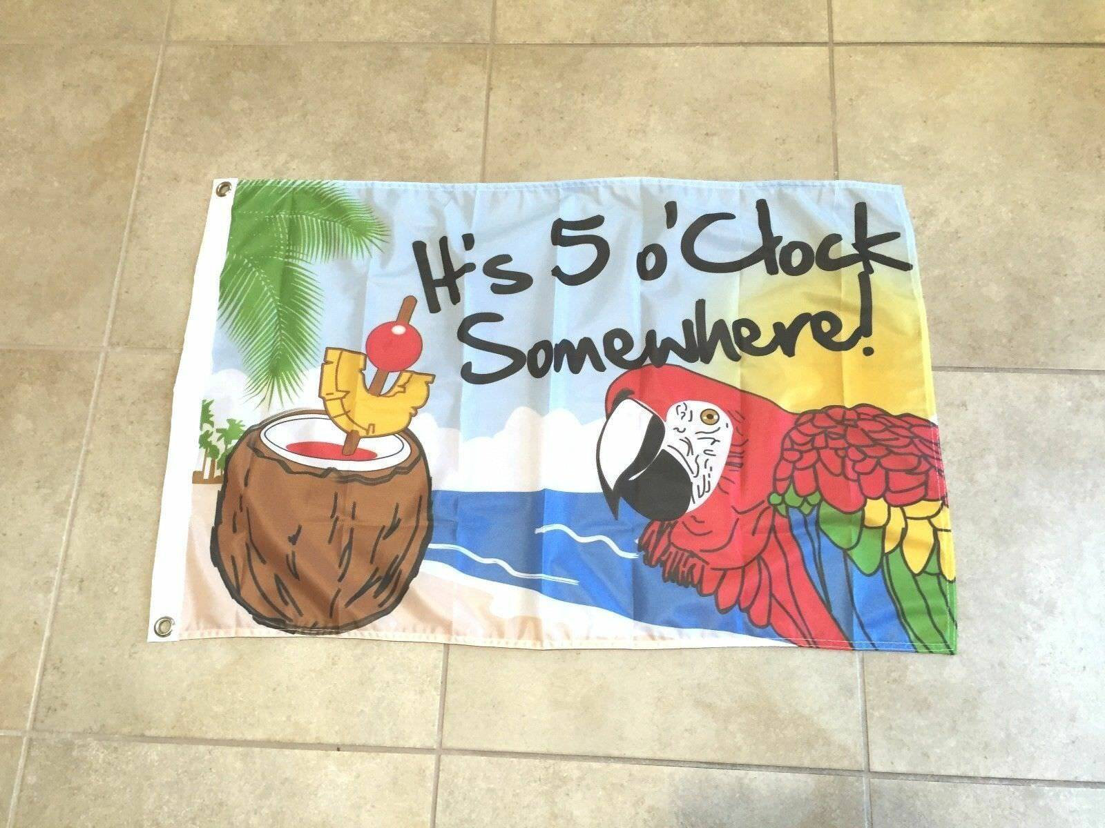 Flagge „It's 5 O’Clock Somewhere“ | 90x150 Cm | Polyester, 2 Messingösen | Für Garten, Party, Deko