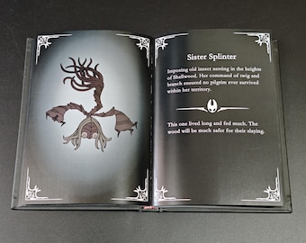 Könnte beinhalten: Ein offenes Buch mit dunklem Hintergrund, das eine Illustration einer Kreatur mit einem langen, braunen, tentakelartigen Kopf und fledermausartigen Flügeln zeigt. Der Text auf der rechten Seite lautet "Sister Splinter" und beschreibt das Reich der Kreatur.