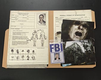 Könnte beinhalten: Eine offene Manila-Mappe mit verschiedenen Dokumenten und Fotos im Zusammenhang mit einer Untersuchung. Enthält eine Identifikationsakte mit Foto, ein Dokument des Federal Bureau of Investigation und Fotos vom Tatort. Ein FBI-Abzeichen ist ebenfalls sichtbar.