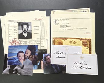Könnte beinhalten: Eine Sammlung von gedruckten Dokumenten und Fotos, darunter ein Strafregister mit dem Porträt eines Mannes, ein Continental-Dokument mit dem Namen John Wick, ein goldfarbenes Zertifikat und zwei weiße Karten mit dem Text The Continental Return und Back in 15 Minutes.