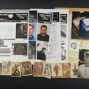 Vedova Nera Capitan America Occhio di Falco Tesseract S.H.I.E.L.D. File Segreto Avengers Oggetti di scena di carta Oggetti di scena del film