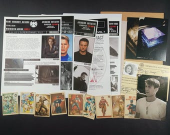 Könnte beinhalten: Eine Sammlung von Vintage-Comic-Sammelkarten mit Captain America. Die Karten sind in verschiedenen Farben, darunter Rot, Weiß, Blau und Gelb. Die Karten zeigen verschiedene Bilder von Captain America, darunter in seinem klassischen Kostüm, im Kampf gegen Schurken und vor der amerikanischen Flagge. Die Karten sind in einer Reihe auf einer dunklen Oberfläche angeordnet.