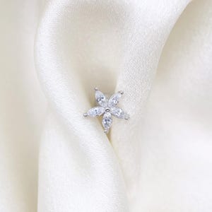 Delicate Flower Stud Earrings Cartilage Helix Conch Tragus Piercing labret flat back gift 16g titanium minimalist dainty small cute jewelry