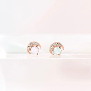 Halbmond mit rundem Mondstein kleine Bolzenohrring Helixohrring Daith Knorpel Conch Bolzen Tragus flache Rückseite Ohrring labret Schmuck Geschenk
