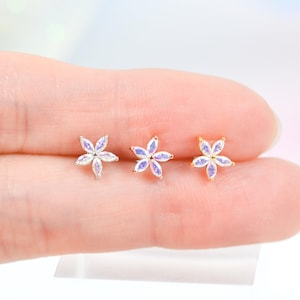 Pendiente de titanio para cartílago con flor iridiscente (16 g, 20 g) — Hélix, Tragus, Conch, Rook Stud