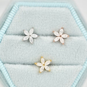 Pendiente de flor de 16 g/20 g - Piercing de titanio para hélix, cartílago, caracola, trago y torre
