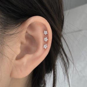Tiny Flower Titanium Cartilage Piercing Earring 16G 20G — Helix Tragus Conch Rook Stud