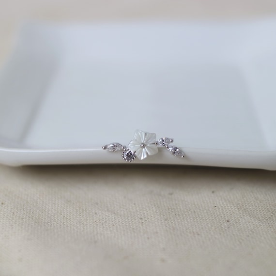 Shell Flower cartilage earring tragus stud jewelry Helix earring tiny rook conch earring gift 16g dainty piercing minimalist flat back small