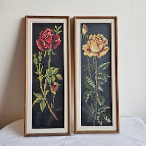 Due bellissimi lavori ricamati a punto croce in lana con cornice in vetro, arazzi da parete - Arazzo di arte popolare scandinava