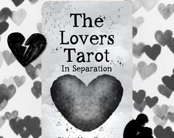 Può includere: Una carta rettangolare intitolata The Lovers Tarot - In Separation con un cuore ad acquerello in bianco e nero, un'icona di cuore spezzato e la sagoma di una persona seduta. Il testo recita The Lovers Tarot, In Separation e Divine Moon Empress.