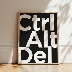 Könnte beinhalten: Ein schwarz-weißes Poster mit den Worten "Ctrl Alt Del" in einer fetten, serifenlosen Schrift.