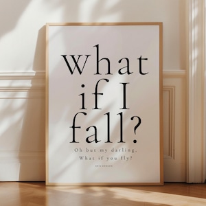 Può includere: Una stampa da parete rettangolare in una cornice di legno chiaro con testo nero su sfondo bianco. Il testo grande recita "what if I fall?" seguito dal testo più piccolo "Oh but my darling, What if you fly?" e dal nome "ERIN HANSON".