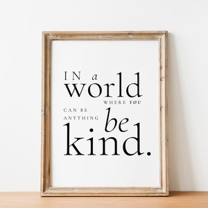 Sé amable, Arte de pared, En un mundo donde puedes ser cualquier cosa, Sé amable, Cartel de cita inspiradora, Impresión minimalista, Cita de vida, Refrán famoso,